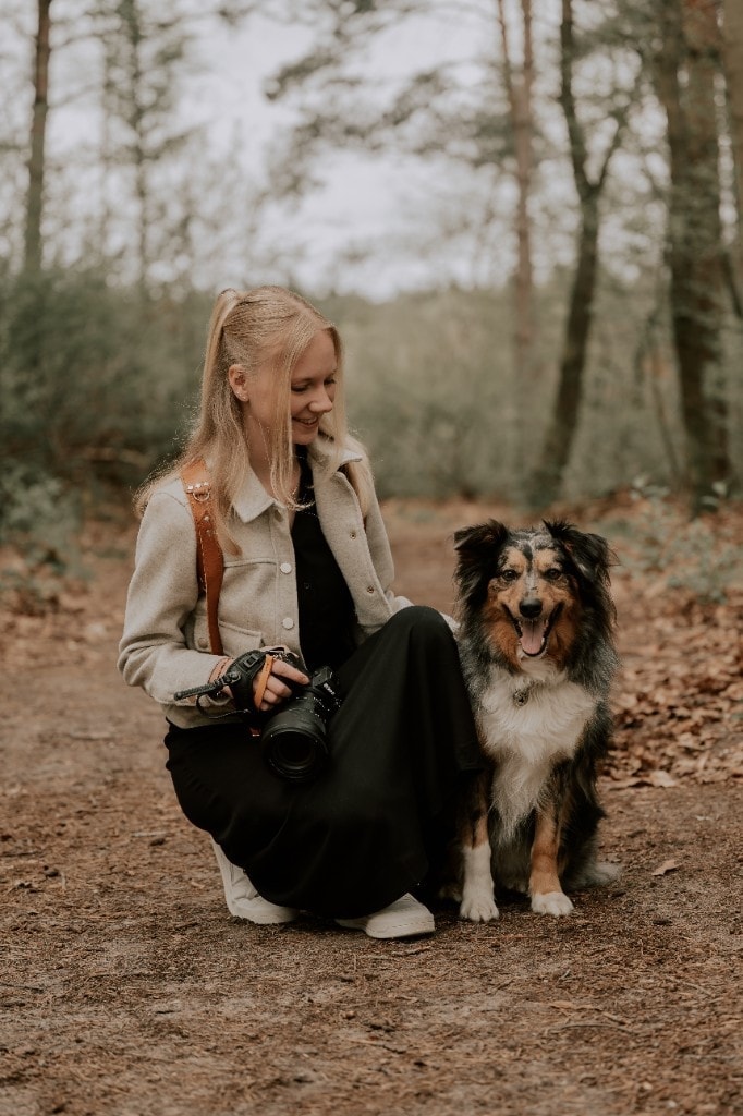 Miriam Reiners mit Kamera und Hund im Wald — eure Fotografin