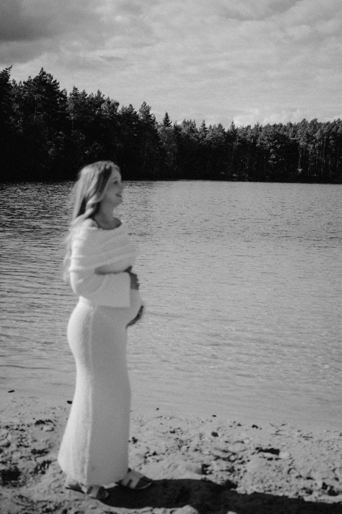Schwangere Frau am See im Schwarz-Weiß-Portrait