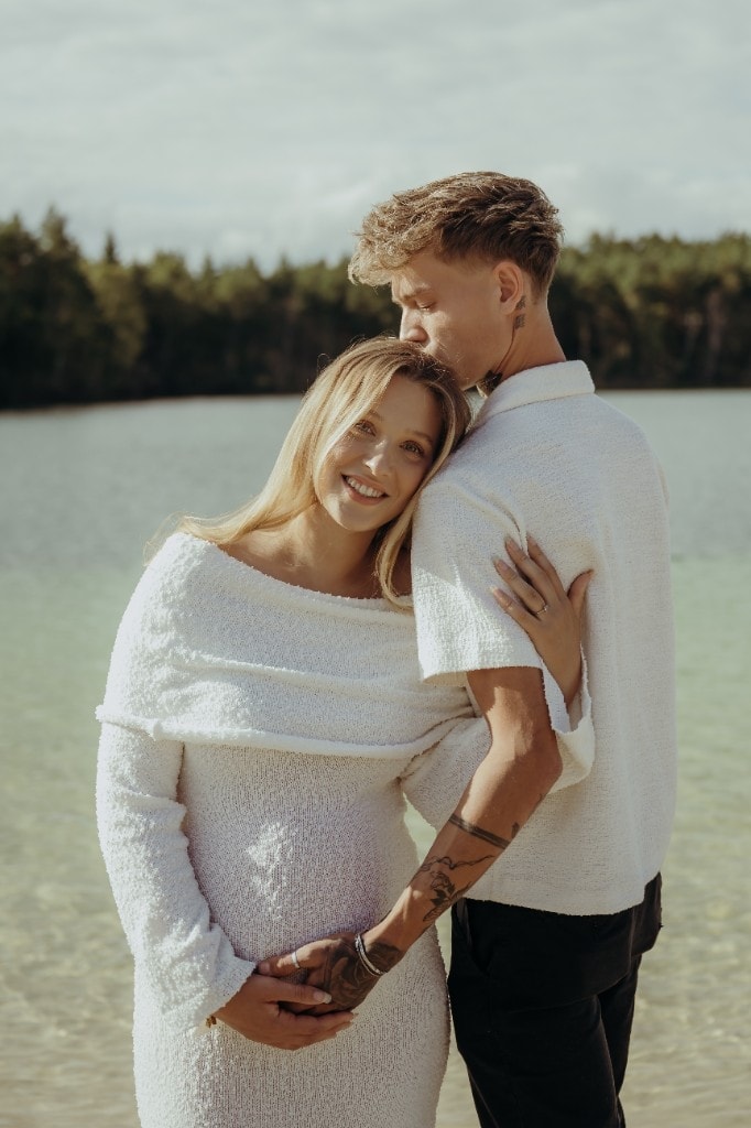 Paarportrait am See mit Babybauch