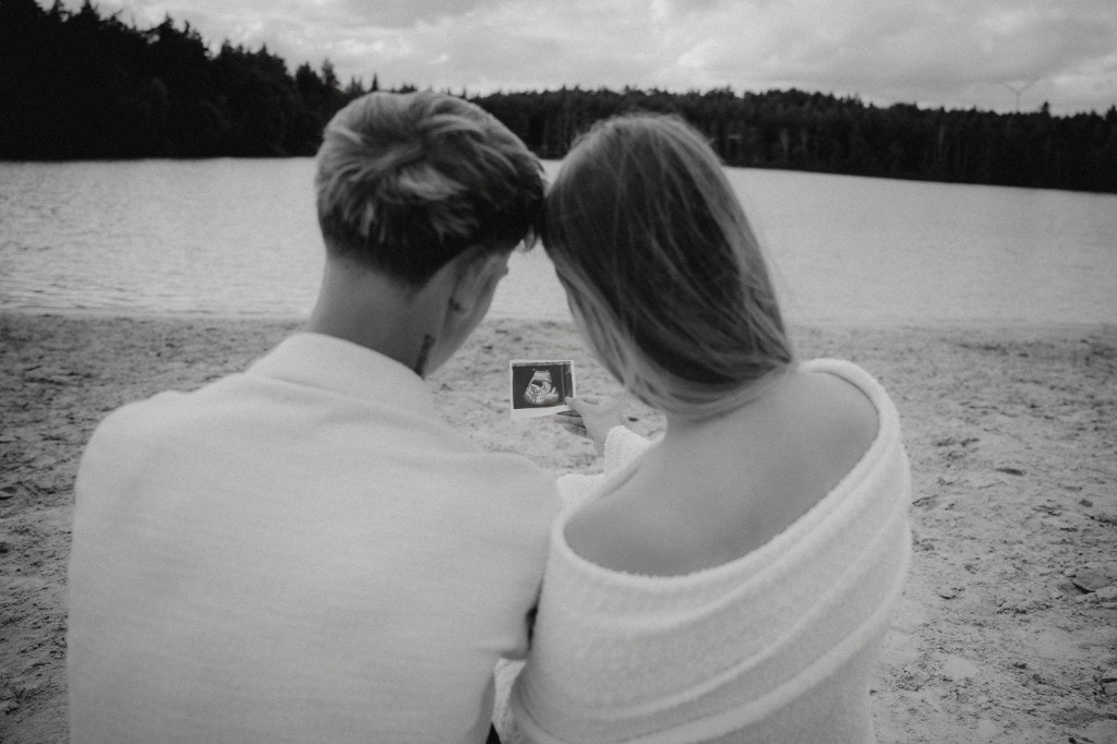 Paar betrachtet Ultraschallbild am See