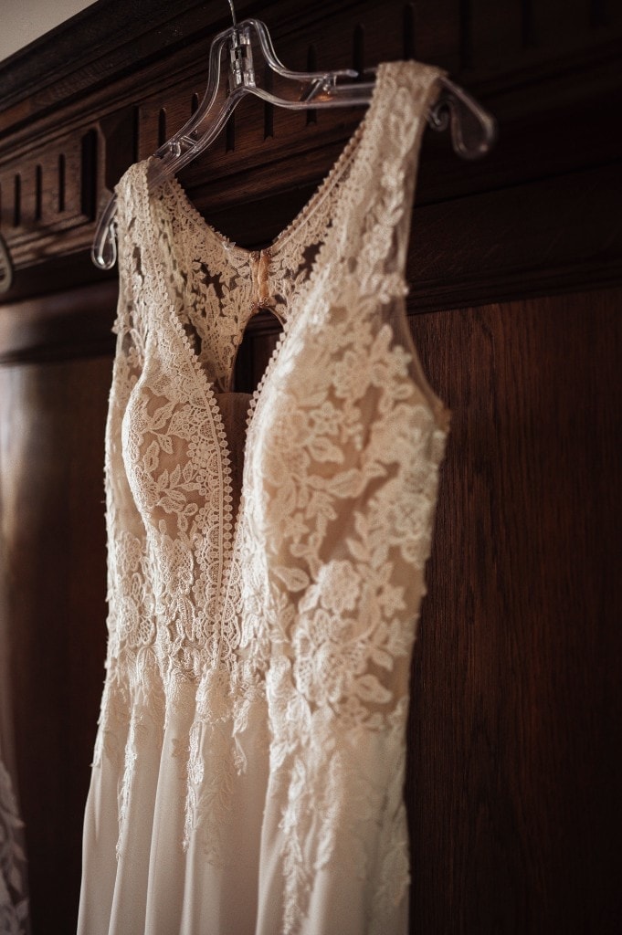 Brautkleid mit Spitze beim Getting Ready