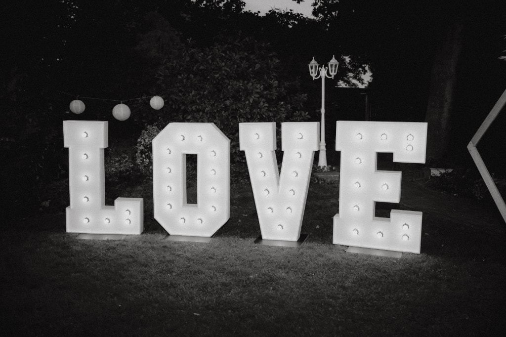 Leuchtende Love-Buchstaben bei einer Hochzeitsfeier