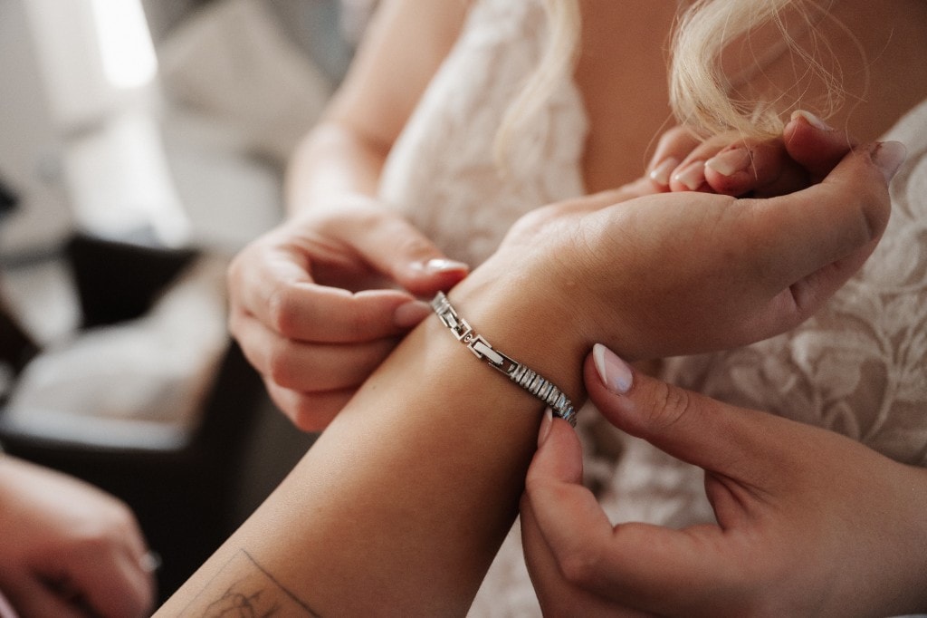 Armband wird der Braut beim Getting Ready angelegt