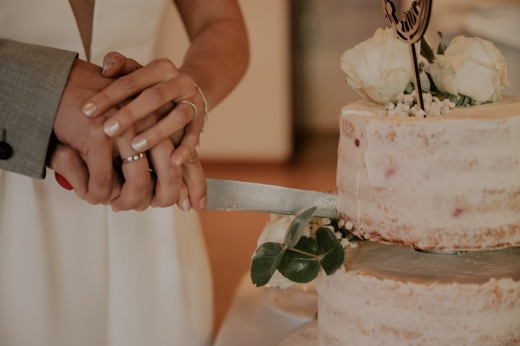 Brautpaar schneidet die Hochzeitstorte